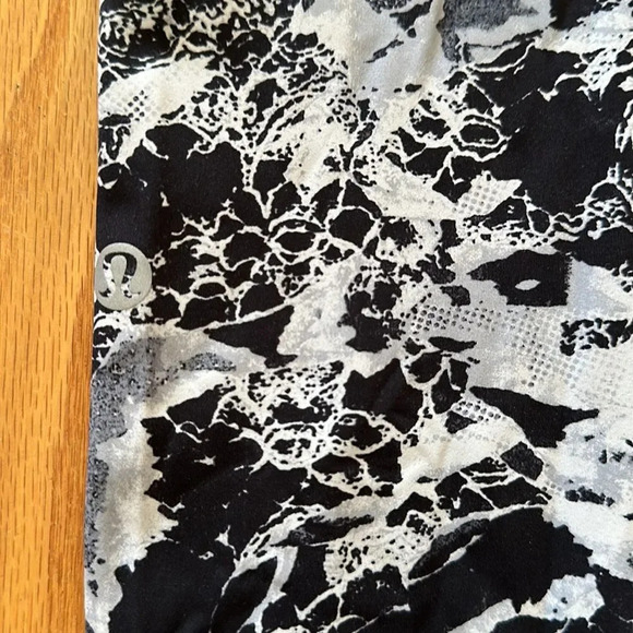 Lululemon sz 2 Fast & Free 7/8 Tight II Nulux 25"
Interlaced Starlight Black EUC - Picture 4 of 12